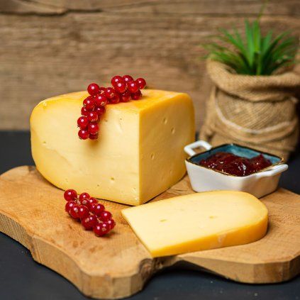 Gouda mladá je jemný holandský syr s krémovou chuťou. Ideálny na pečivo, do sendvičov aj na každodenné použitie.