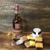 Darčeková krabička s whisky a vyzretými syrmi – luxusný gurmánsky darček