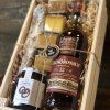 Darčeková krabička s whisky a vyzretými syrmi – luxusný gurmánsky darček